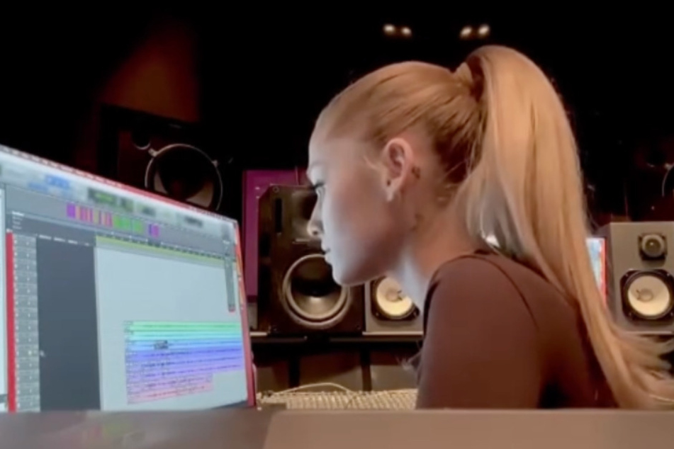 Ariana Grande is seemingly working on brand-new music for fans across the globe.