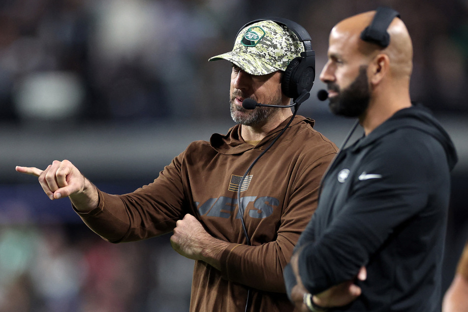 Aaron Rodgers (l) hopes to lead the New York Jets in a potential playoff run this postseason.