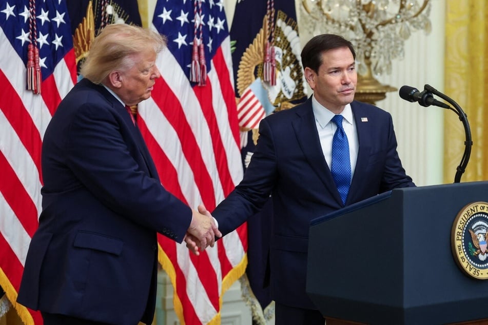 Secretary of State Marco Rubio (r.) and President Donald Trump appear at a press briefing. Rubio said on Monday that the monitoring of the Russian plague outbreak is not a "cause for alarm."