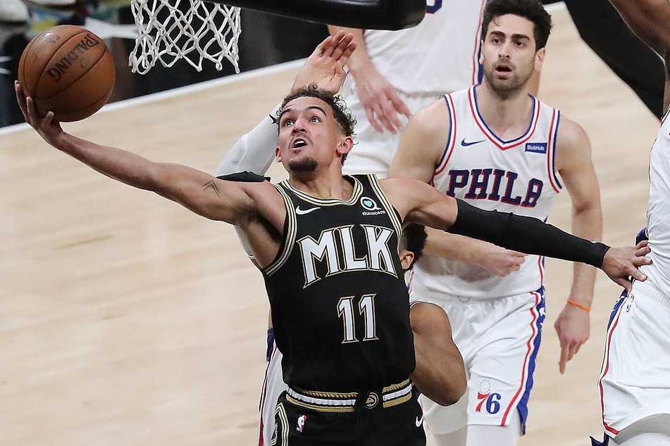 Trae Young (c) led all scorers with 25 points as the Hawks tied up their series against the Sixers on Monday night