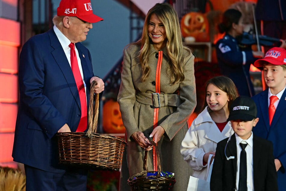 Trump and Melania greet their mini doppelgängers at White House Halloween party