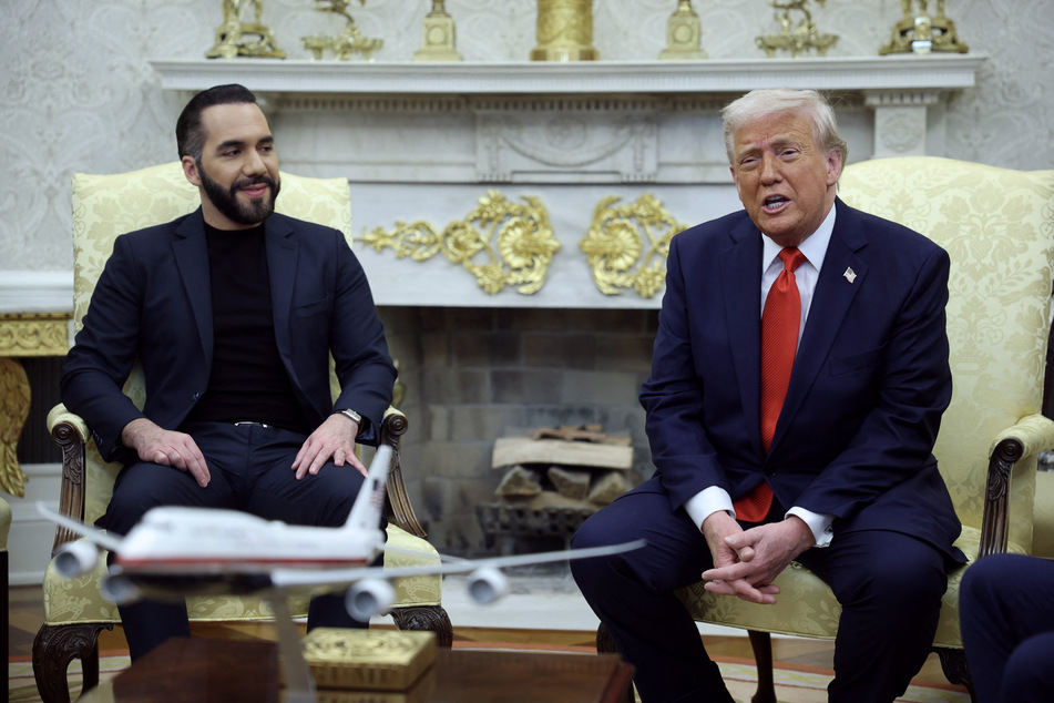 US President Donald Trump (r.) meets with President Nayib Bukele (l.) of El Salvador in the Oval Office of the White House Monday in Washington, DC.