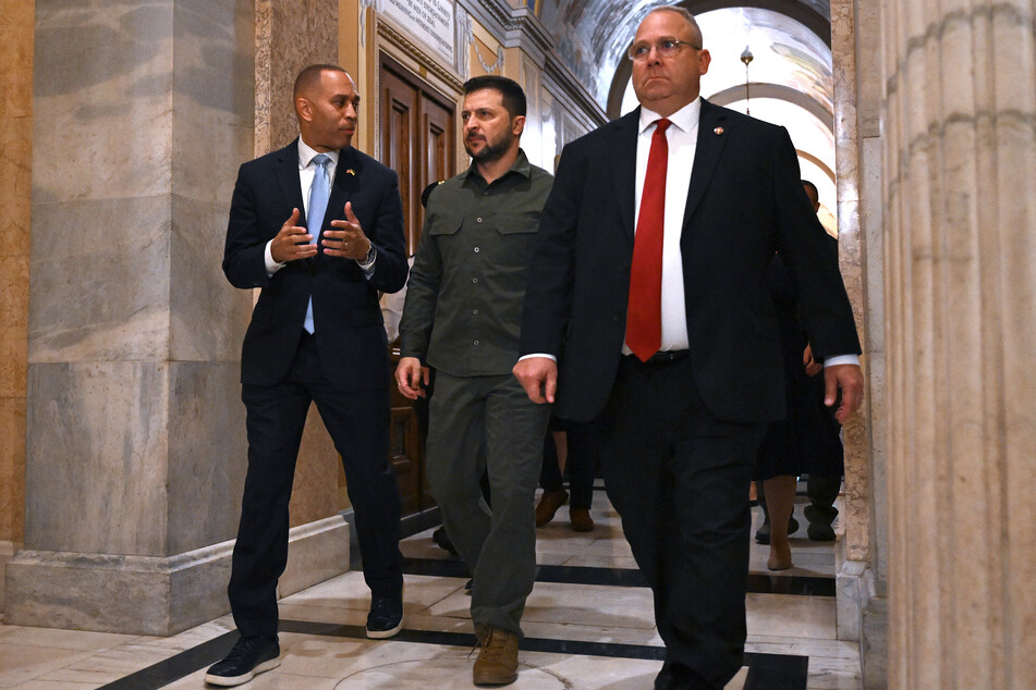 Ukrainian President Volodymyr Zelensky (c.) met with House of Representatives Minority Leader Hakeem Jeffries (l.) at the US Capitol in Washington DC on Thursday.