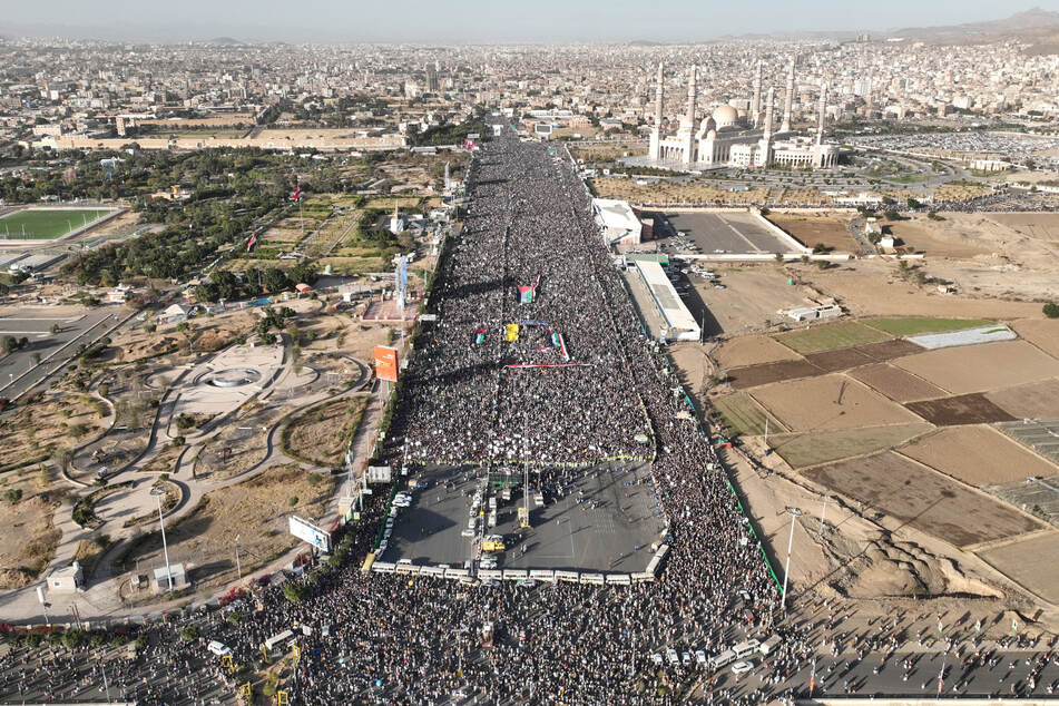 Hundreds of thousands of Yemenis have protested US and UK strikes on Houthi targets.