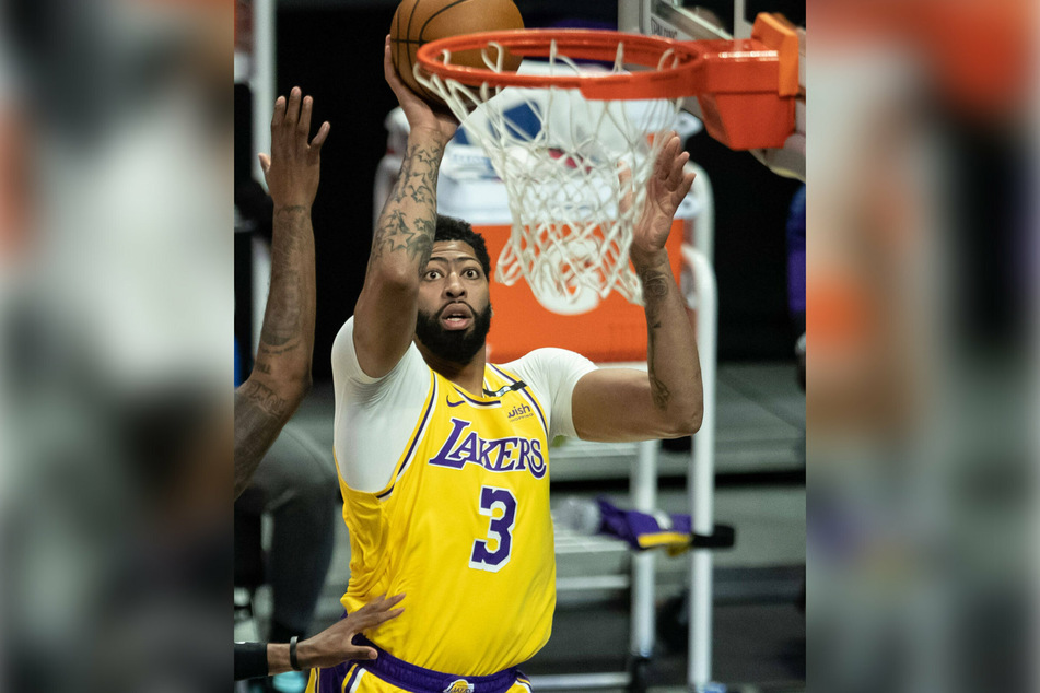 Anthony Davis starred in the third quarter with 18 points.