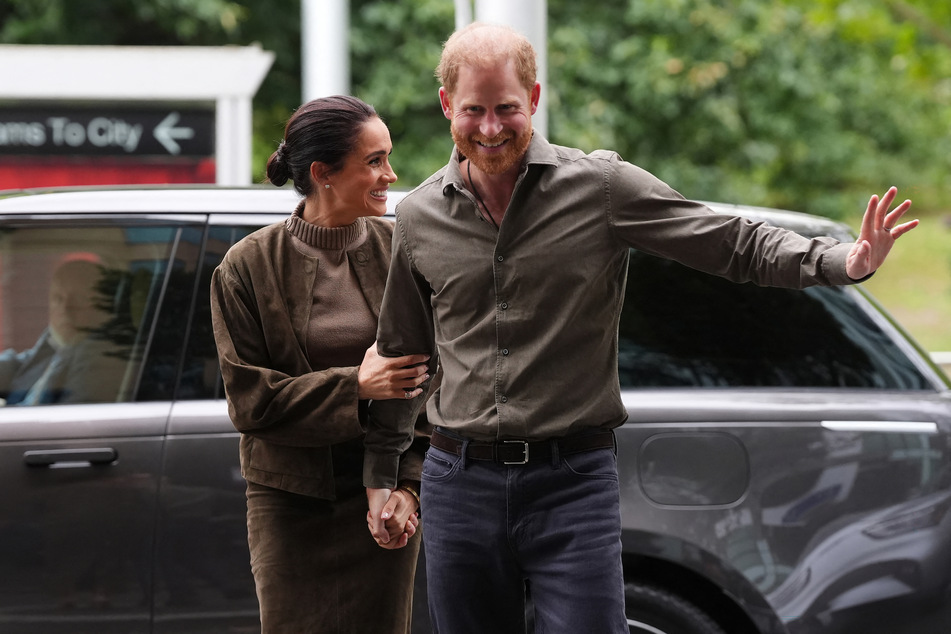 Harry (r.) and Meghan are traveling to the United Kingdom in early July.