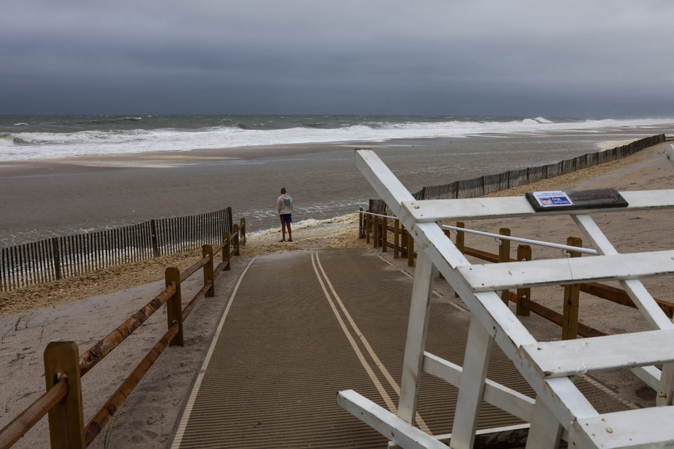 Hurricane Erin brings severe coastal flooding in mainland approach