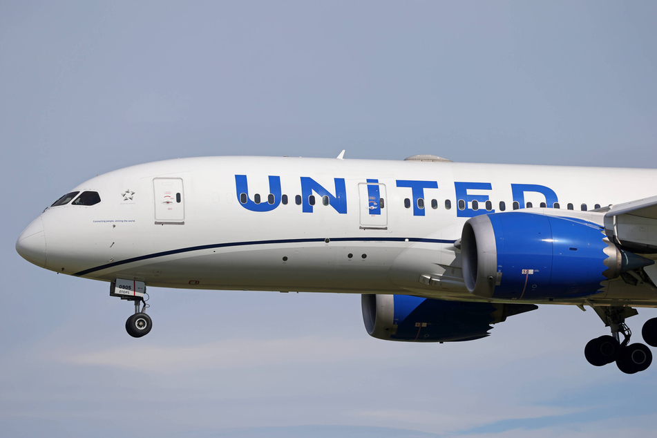 United Airlines jet hits lamppost and bakery truck while landing at Newark