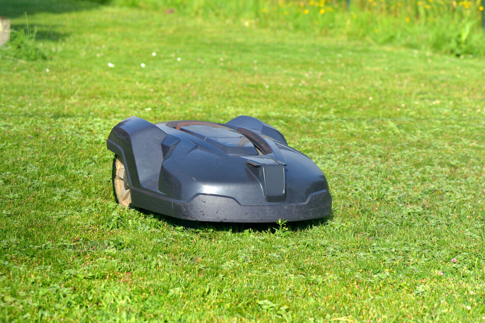 Robot lawn mower warns owner that it's being abducted