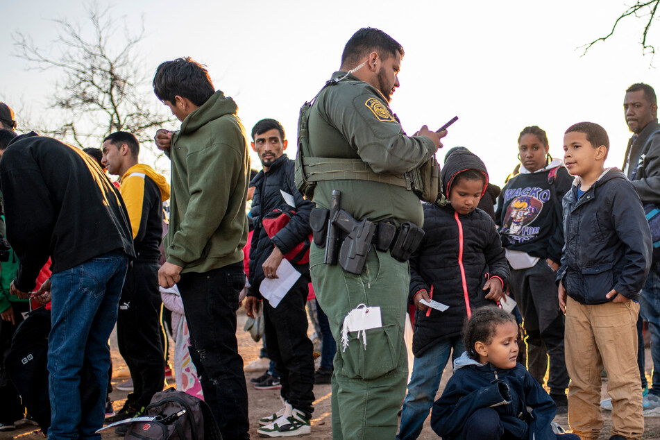 A federal judge has blocked a Texas law that would allow state police to arrest migrants at the US-Mexico border.