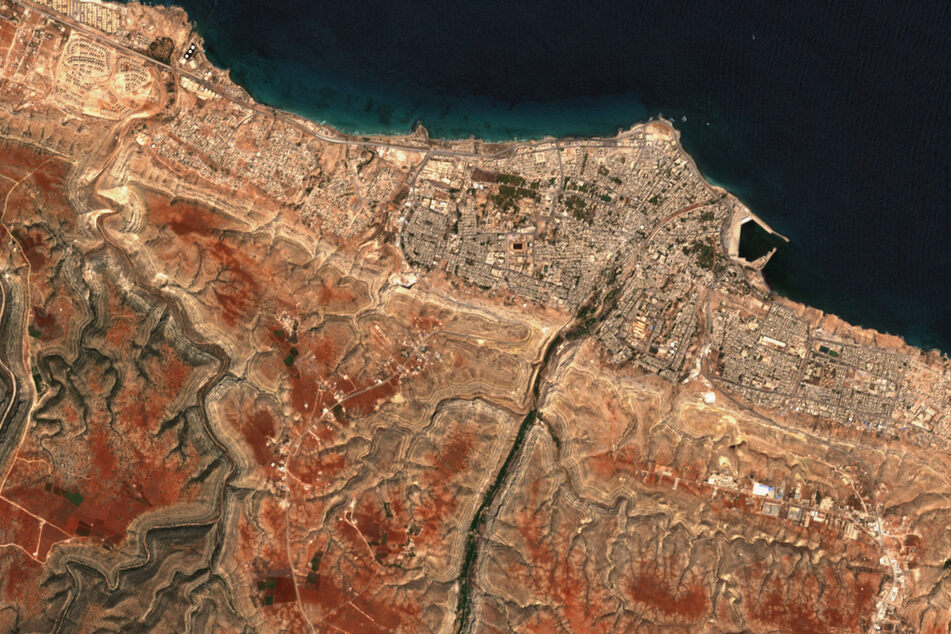 Libya expects "huge" death toll after catastrophic floods leave thousands missing