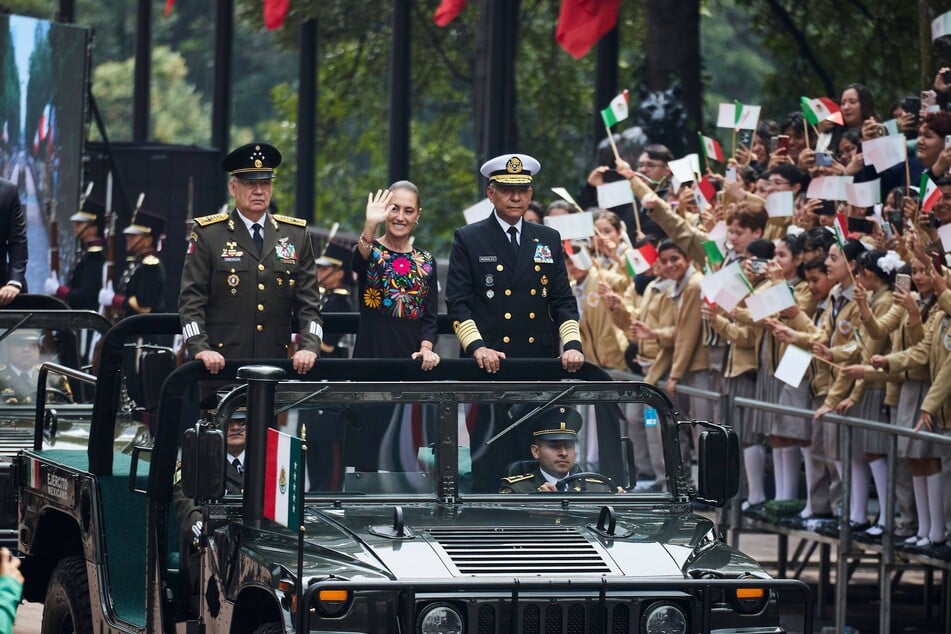 Mexican President Claudia Sheinbaum (c) on Sunday waves amid the 179th Anniversary of the heroic Deed of the Boy Heroes of Chapultepec. On Monday, she shared a message of positivity for her country.