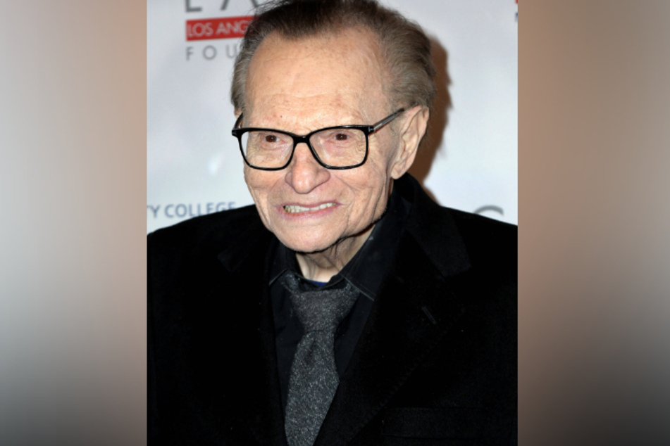 Talk show host Larry King hospitalized with Covid-19!