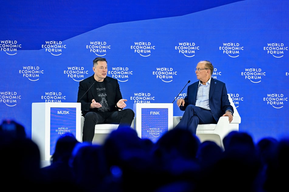 Elon Musk (l) speaks with BlackRock chairman and WEF co-chairman Larry Fink (r) during the World Economic Forum (WEF) annual meeting in Davos on Thursday.
