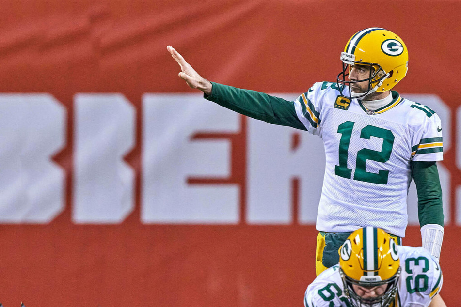 Aaron Rodgers shows up to Packers training camp after months of speculation