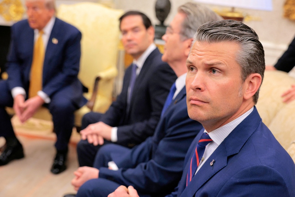 A report claims that Secretary of Defense Pete Hegseth (r.) indeed divulged classified information on the commercial messaging app Signal back in March.