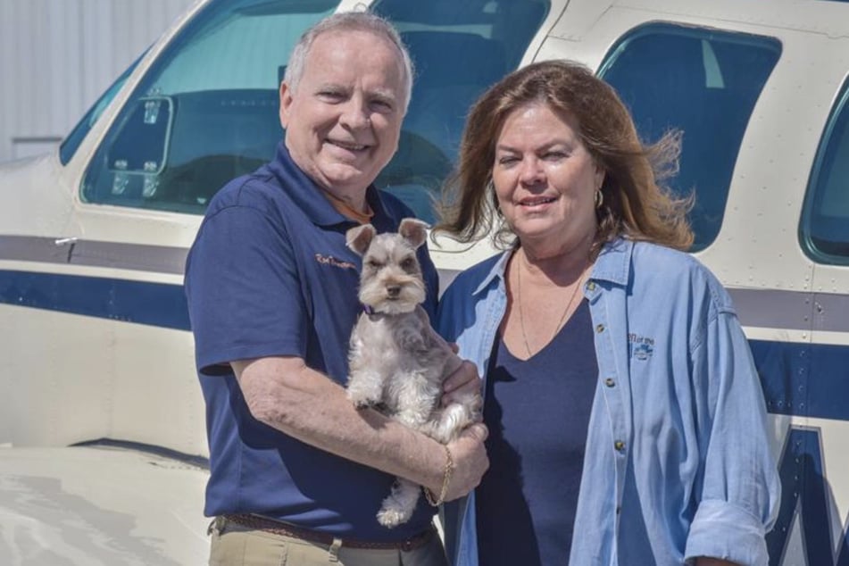 Ron Timmermans and his wife Barbara (r.) died in a plane crash last Wednesday, but their little dog had a guardian angel on his side.