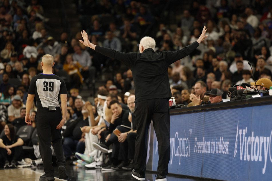 San Antonio Spurs head coach Gregg Popovich (c.) reacted angrily to home fans booing Los Angeles Clippers star Kawhi Leonard.