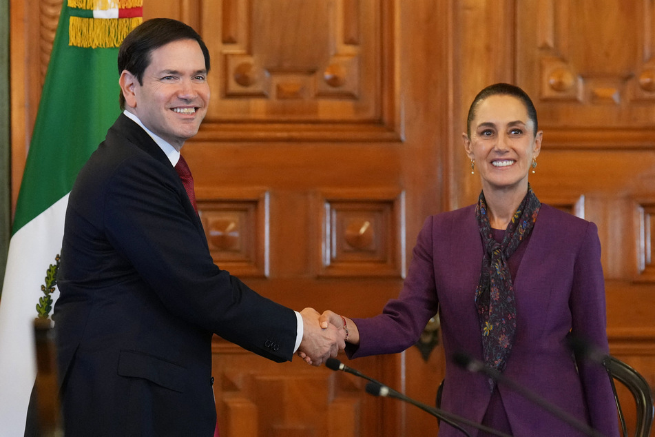 US Secretary of State Marco Rubio (l.) shakes hands with Mexico's President Claudia Sheinbaum at the Palacio Nacional in Mexico City on September 3, 2025.