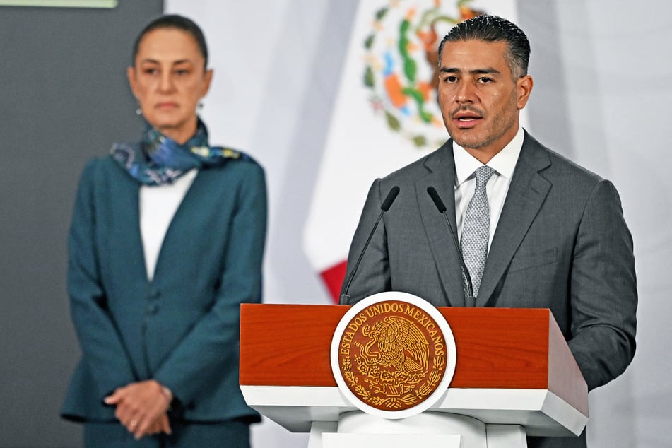 Mexico's Security Chief Omar Garcia Harfuch (r), a senior member of President Claudia Sheinbaum's (l) government, rejected any assertion that the CIA is operating without Mexico's knowledge or consent.