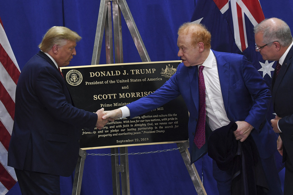 Ex-President Donald Trump (l.) divulged classified information about US nuclear submarines in a conversation with businessman Anthony Pratt (c.), according to a new report.