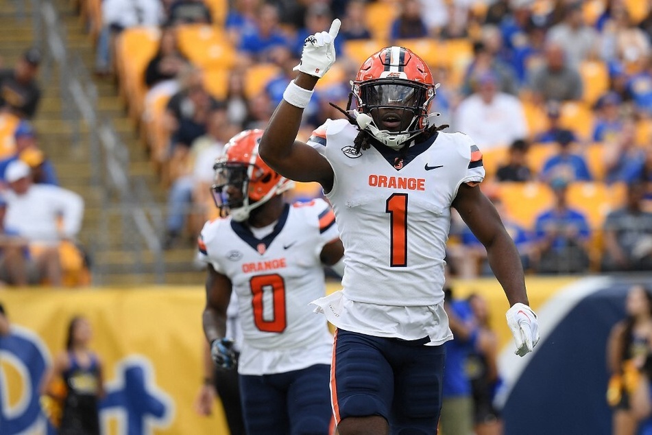 For his remaining two years of college football eligibility, Syracuse safety Ja’Had Carter (r) is transfering to Ohio State.