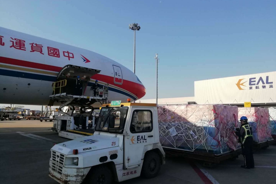 In March, Jack Ma sent Corona relief supplies to the US "All the best to our friends in America," he tweeted to a picture of the cargo.