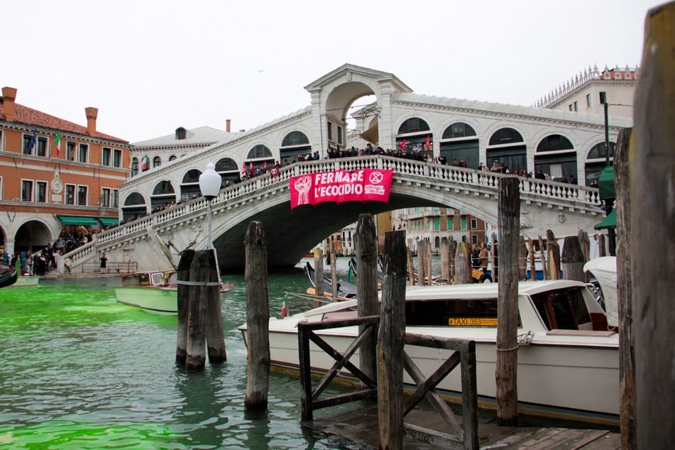 Climate activists dye Venice's Grand Canal green