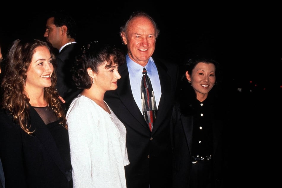 Gene Hackman (second from r.), his wife Betsy Arakawa (r.), and his daughters at The Chambers premiere in Los Angeles in 1996.