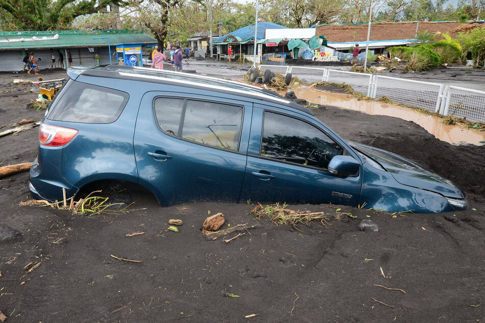 At least 16 dead and hundreds of thousands displaced as Typhoon Goni slams Philippines