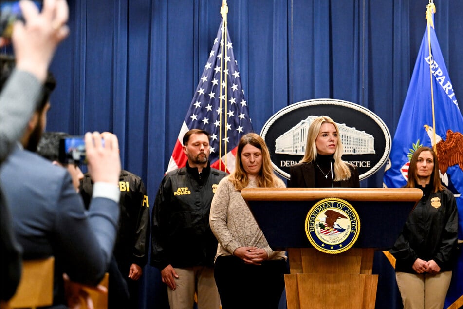 US Attorney General Pam Bondi (2nd from r.) said the Justice Department was suing the state of New York.