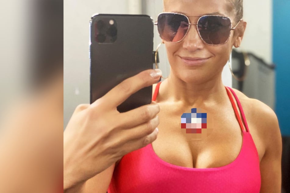 Jennifer Lopez shares a sexy photo and an important message with fans
