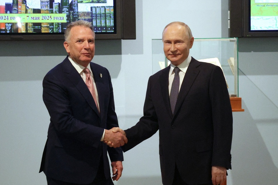 In this pool photograph distributed by the Russian state agency Sputnik, Russia's President Vladimir Putin (r.) shakes hands with US President Donald Trump's envoy Steve Witkoff (l.) during a meeting in Saint Petersburg on Friday.