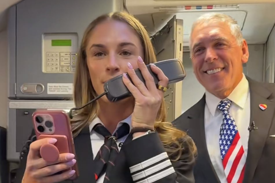 Jim Curtis's (r.) daughter gave an emotional speech ahead of his final flight.