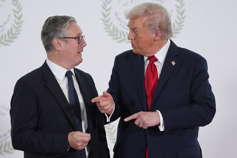President Donald Trump (r.) warned UK Prime Minister Keir Starmer not to negotiate with China as the British leader visited Beijing.