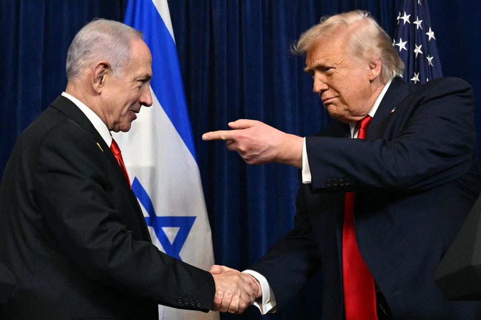 US President Donald Trump (r.) and Israeli Prime Minister Benjamin Netanyahu shake hands as they arrive to speak during a joint press conference at Mar-a-Lago on December 29, 2025.