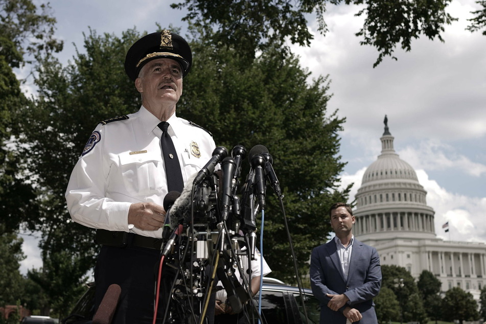 Bomb threat suspect surrenders after standoff at Library of Congress