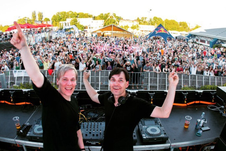 Kyau & Albert whipping up the crowd.