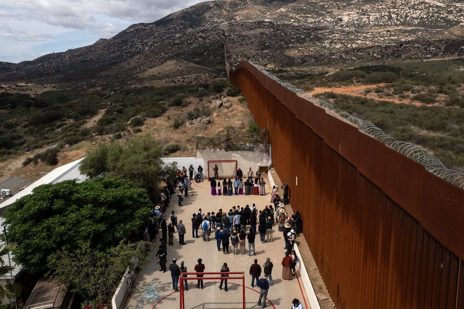 The Supreme Court has backed the Trump administration's argument that migrants seeking asylum can be turned away by US agents on the Mexico side of the border.