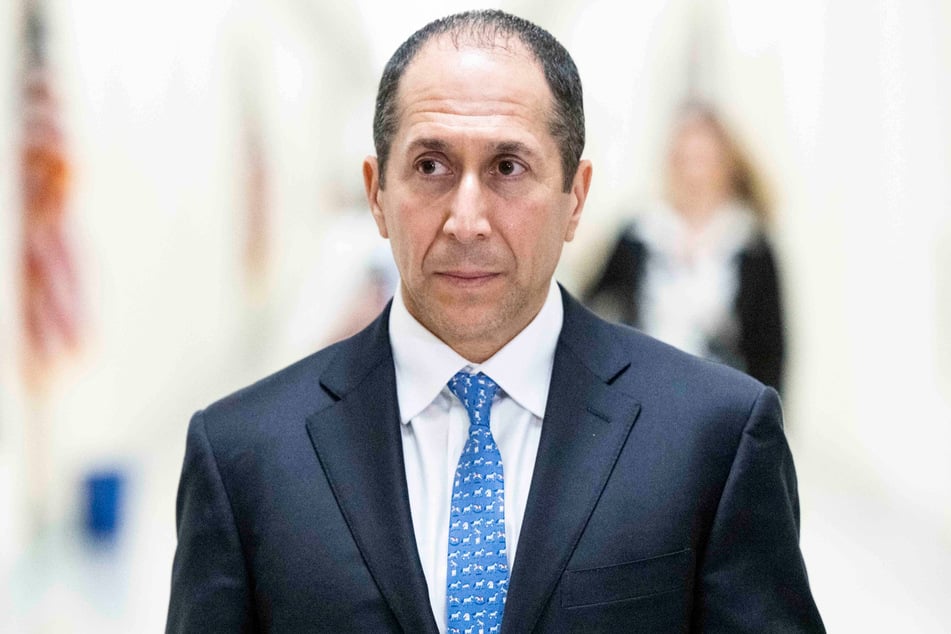 Richard Kahn, the former accountant of Jeffrey Epstein, recently revealed the names of several wealthy people who allegedly helped the financier build his wealth.