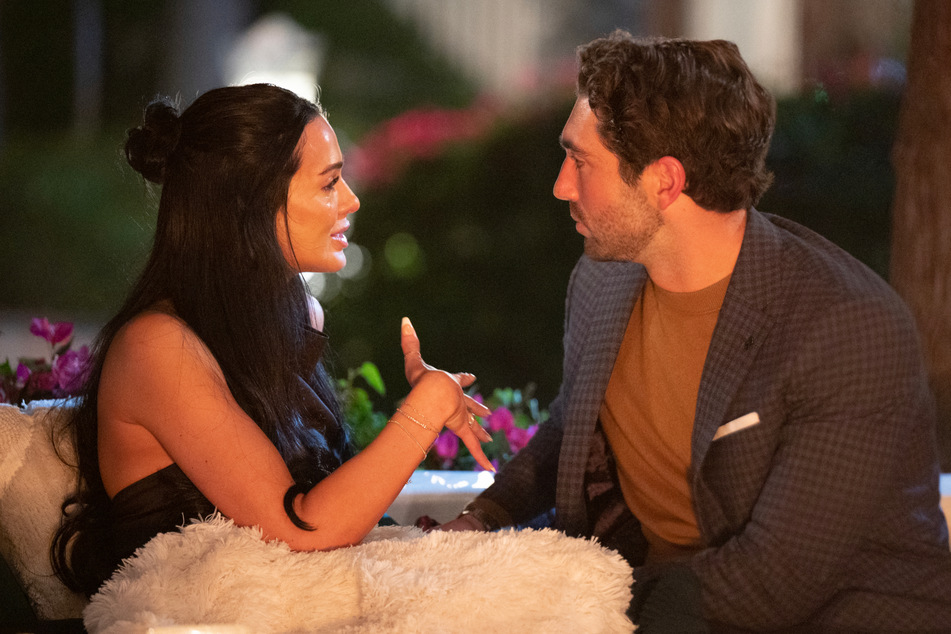 Lauren (l) opted to walk away from the show after struggling with the wedding-themed group date in episode 2.