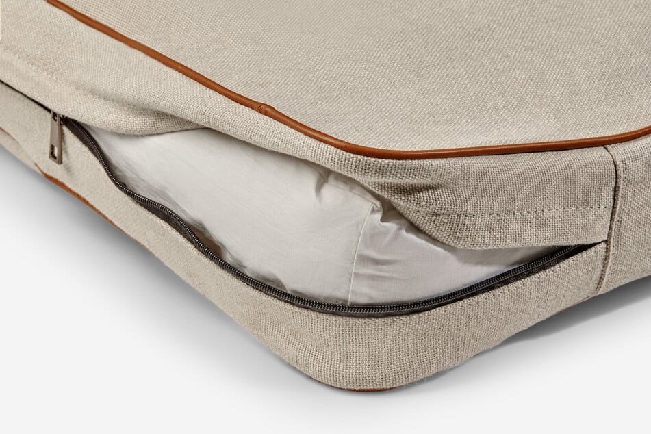 In most cases, at least the cover of the dog cushion is easy to wash.