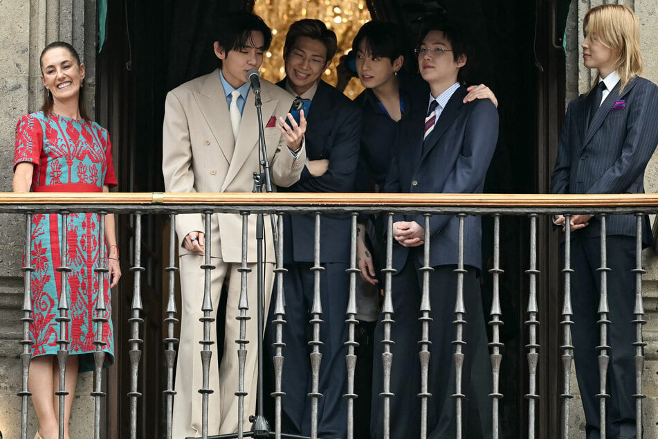 BTS draws massive crowd in Mexico as they meet with President Sheinbaum: "They're my whole world"