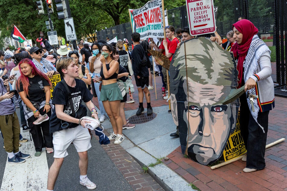 Protesters turned out to demonstrate against Netanyahu's visit to the White House and demand an end to US support for Israel's destruction of Gaza.