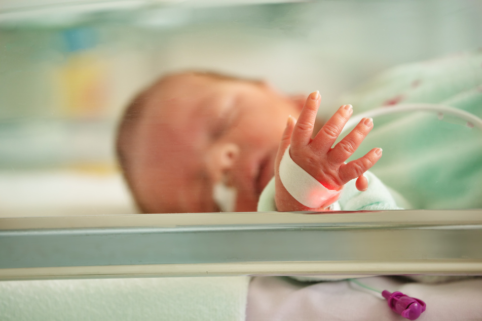 Dozen digits! Missouri baby born with 12 fingers and toes