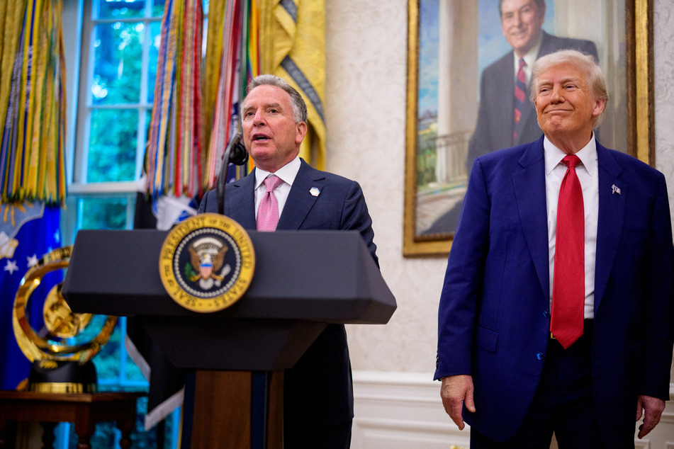US Special Envoy Steve Witkoff (l.) speaks alongside President Donald Trump in the Oval Office of the White House.