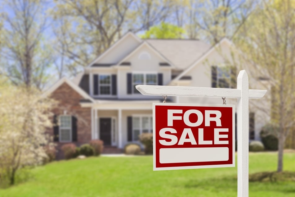 Canada bans most non-Canadians from buying homes