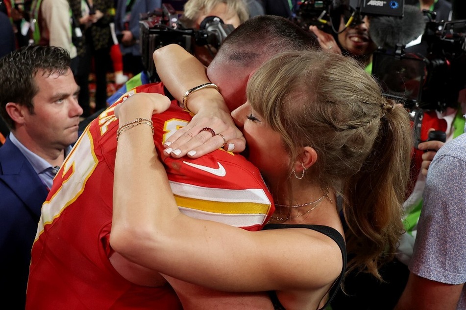 Taylor Swift fans dubbed Travis Kelce (l.) a "red flag" after his aggressive outburst towards coach Andy Reid.