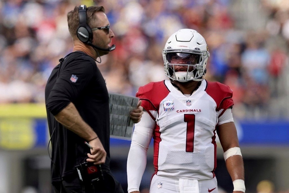Arizona Cardinals QB Kyler Murray (r.) had a heated exchange with his head coach, Kliff Kingsbury.