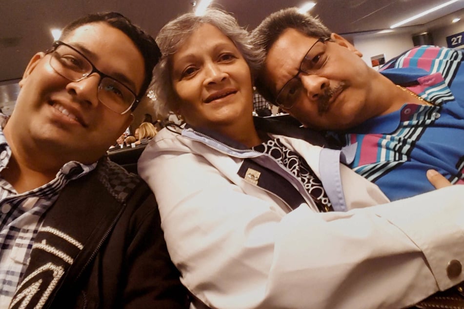 Kenneth French (l.), his mother Paola, and father Russell.